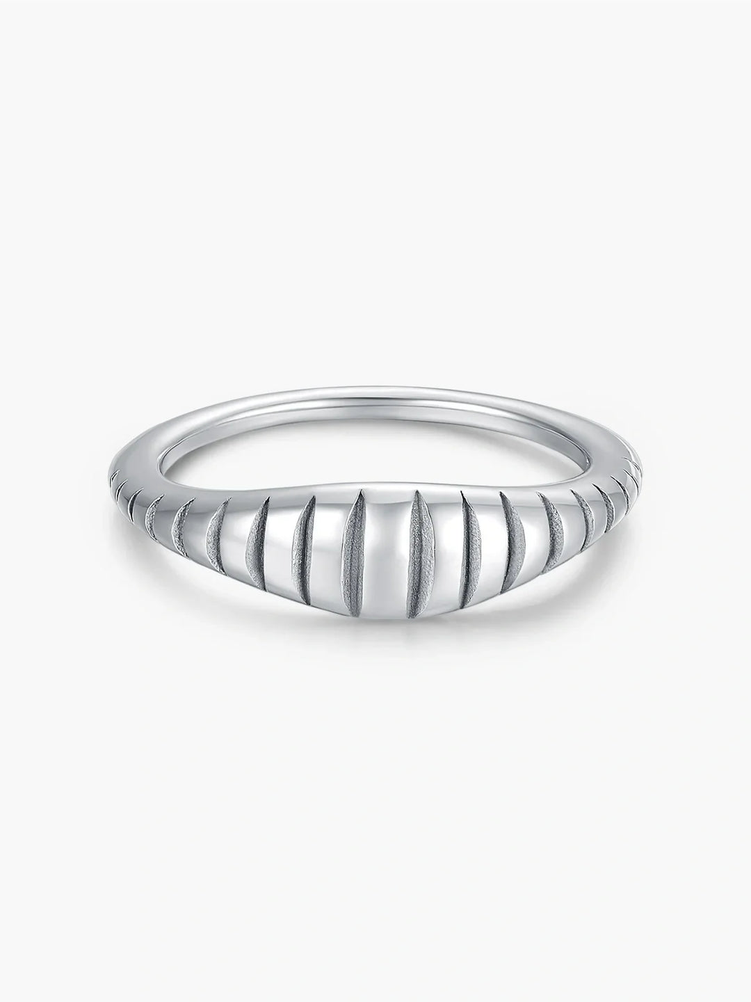 Ylia Ring, close-up detail
