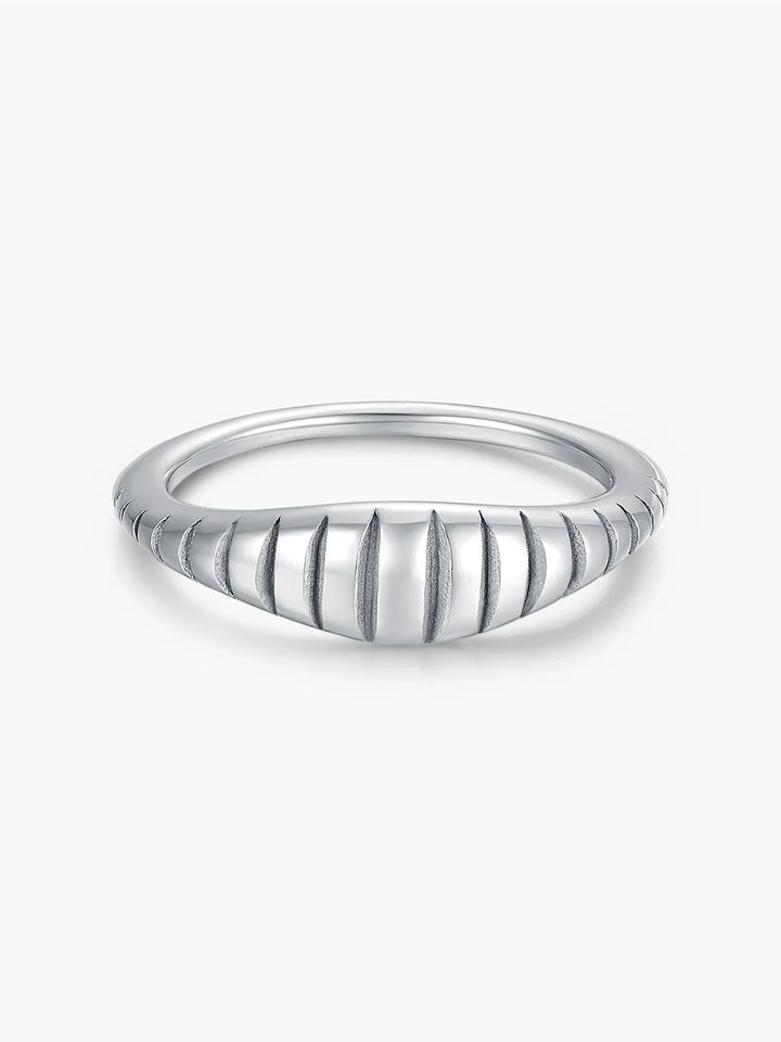 Ylia Ring, close-up detail