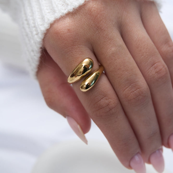 Bora Sculptural Ring, close-up on the finger