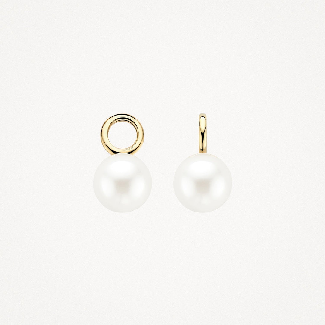 Livia Pearl Earrings in gold, close-up detail