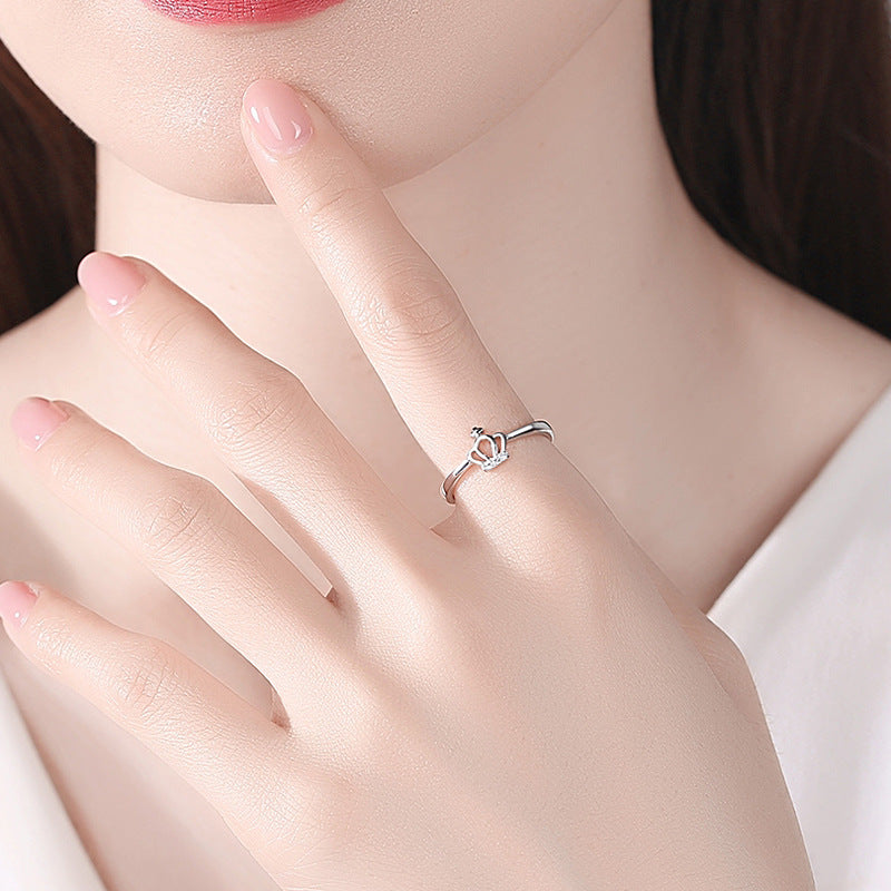 Crown Ring, close-up on the finger