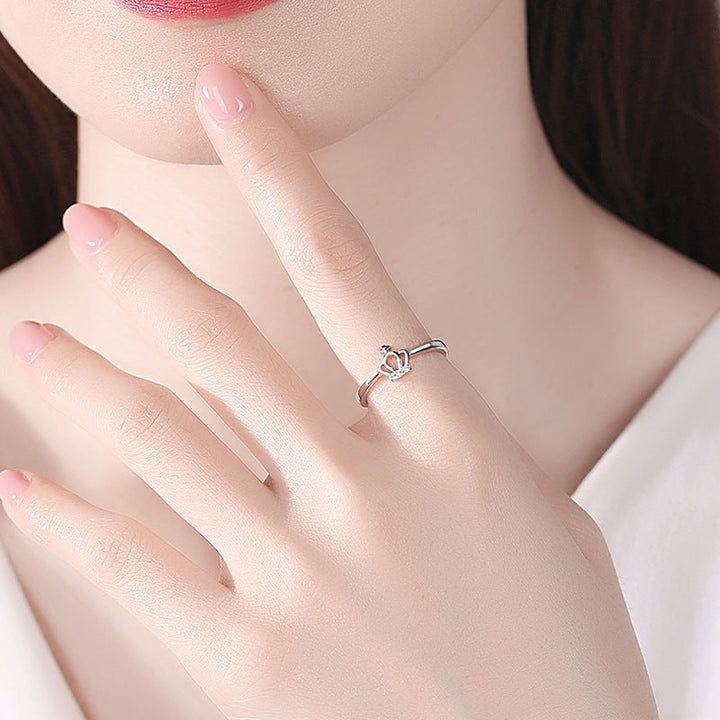 Crown Ring, close-up on the finger