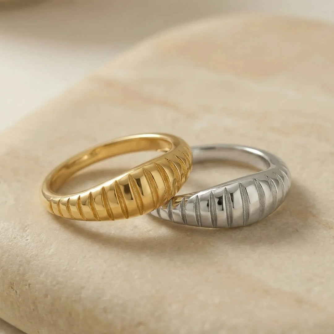 Ylia Ring, close-up on the finger