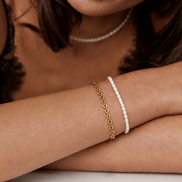 Essential Pearl Bracelet in gold, close-up on the wrist