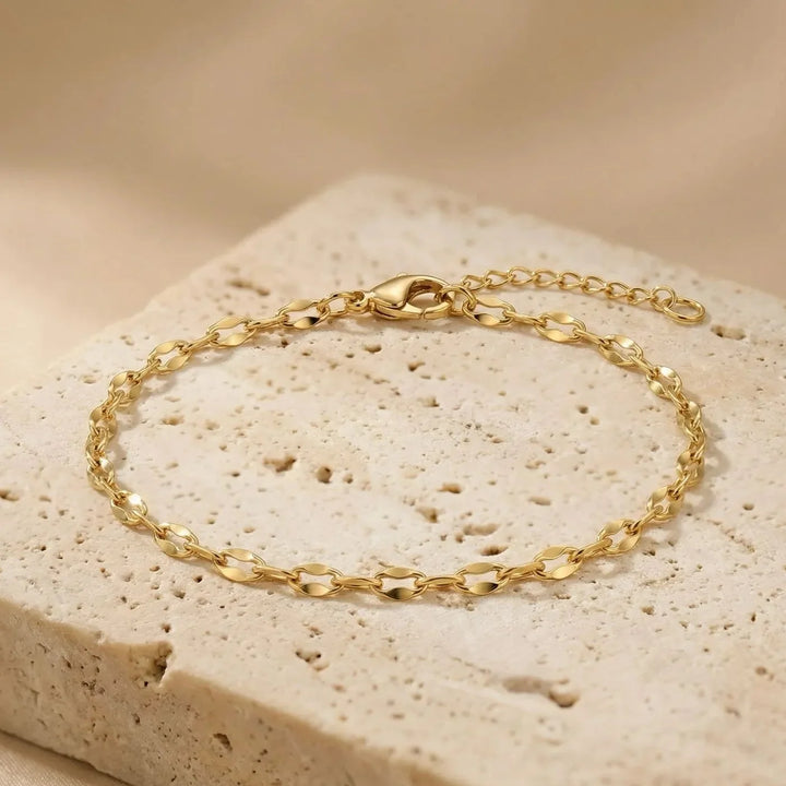Lilia Bracelet, close-up on the wrist