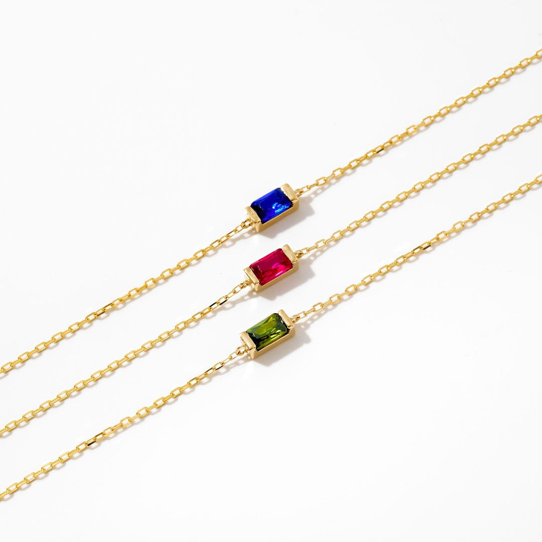 Birthstone Bracelet in gold, close-up detail