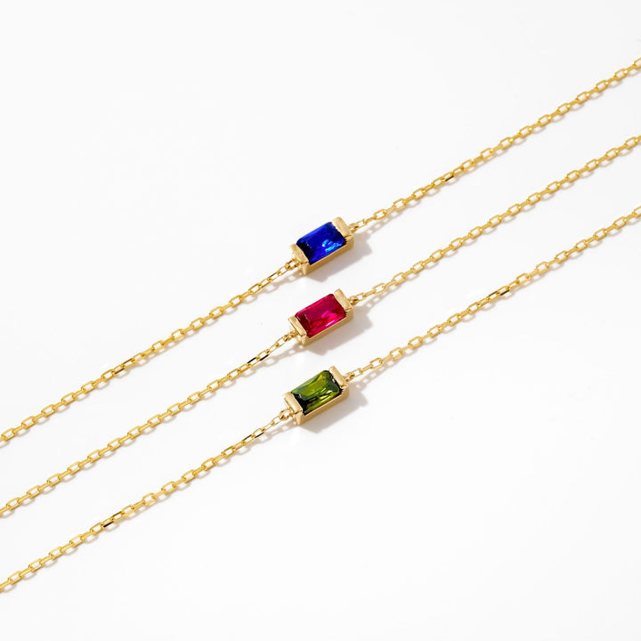 Birthstone Bracelet in gold, close-up detail