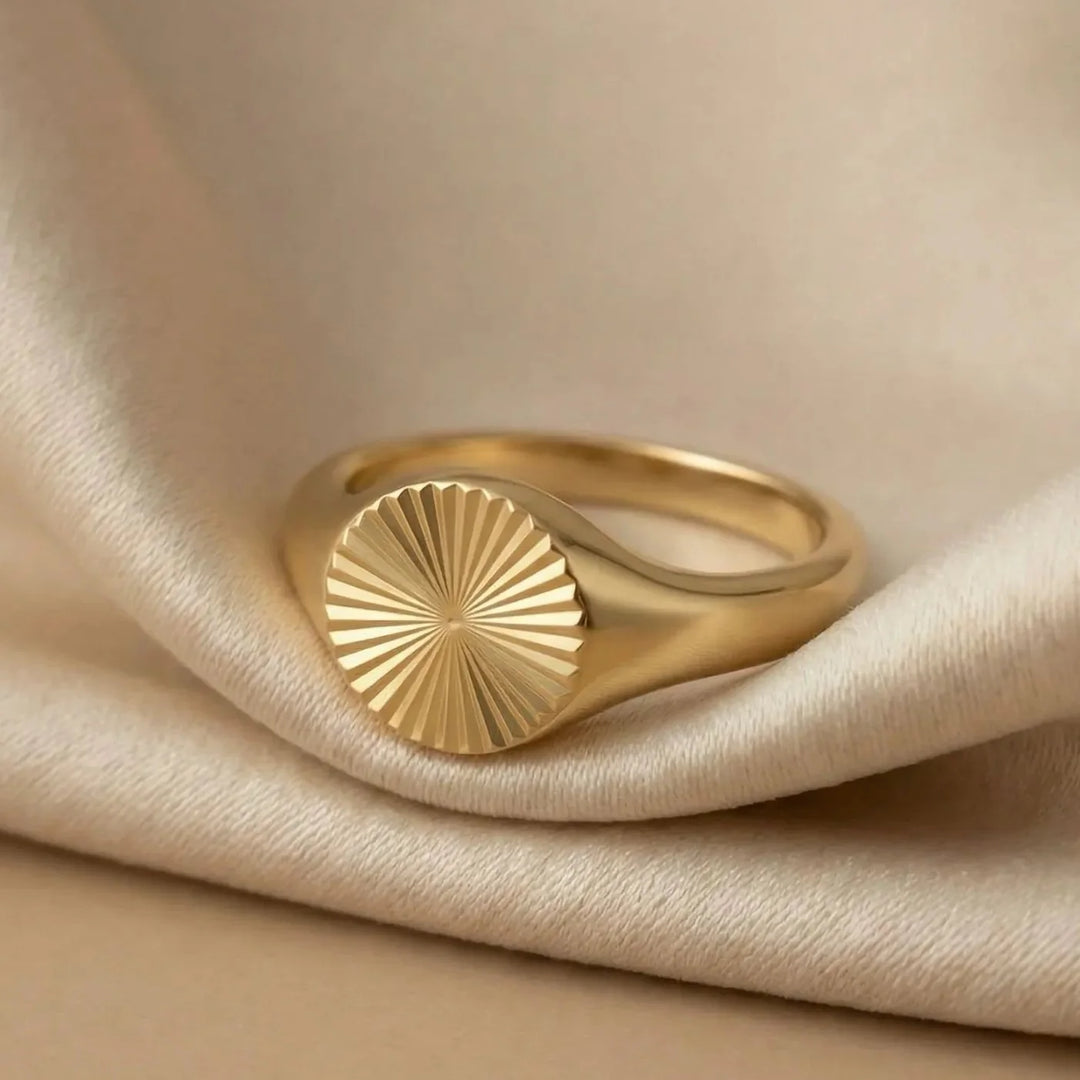 Nira Ring, close-up on the finger
