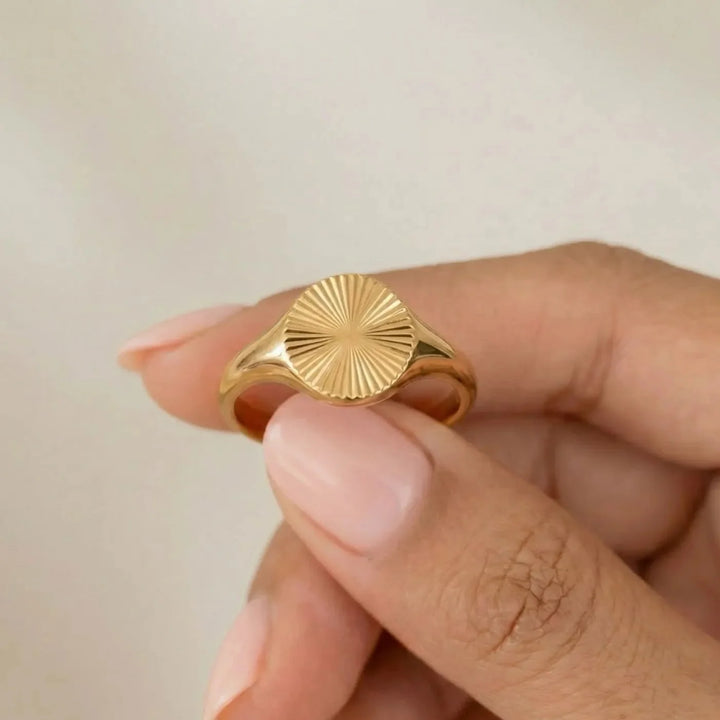 Nira Ring, styled on the hand