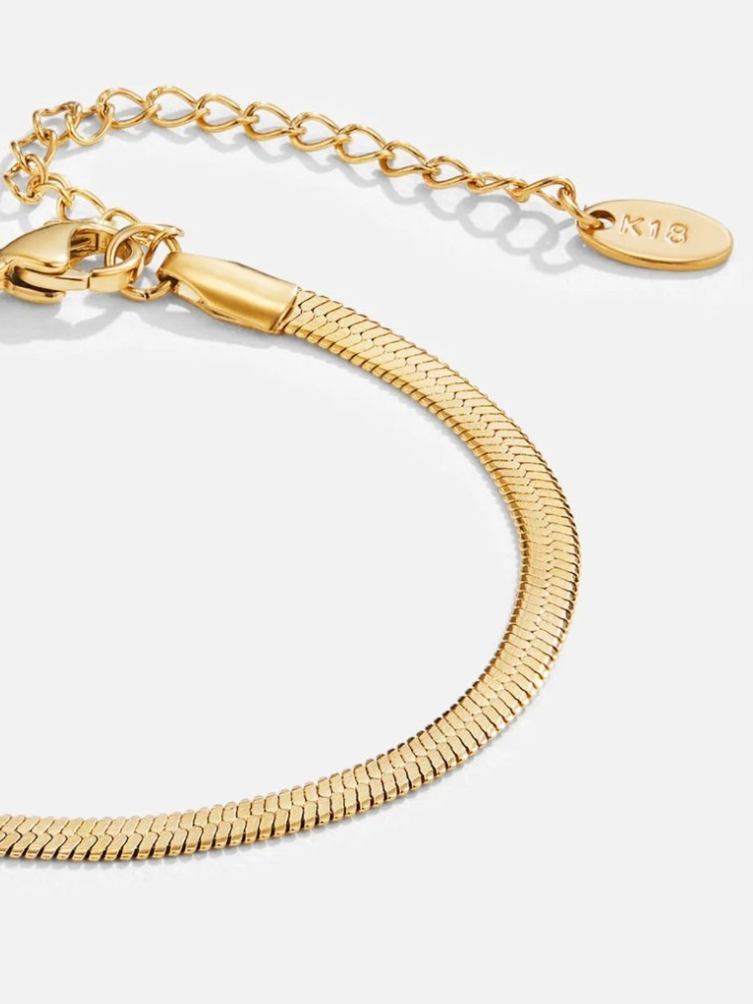 Amy Bracelet in gold, close-up detail