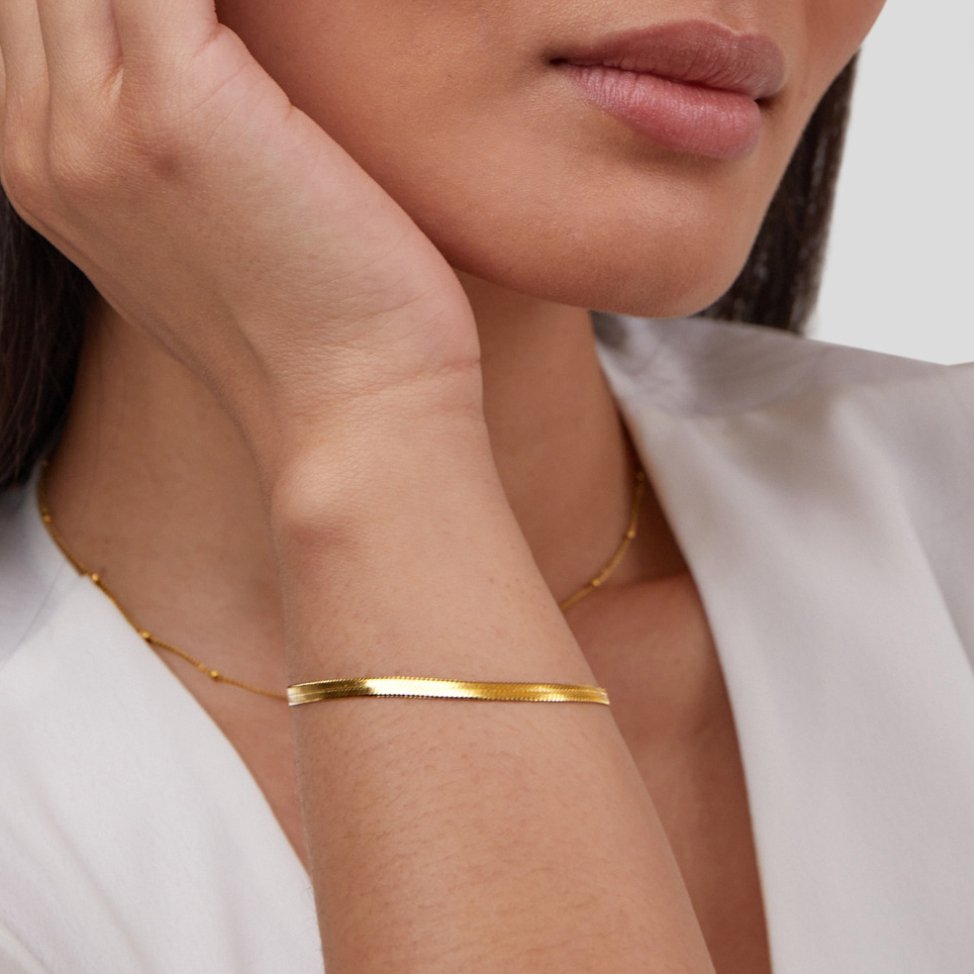 Amy Bracelet in gold, close-up on the wrist